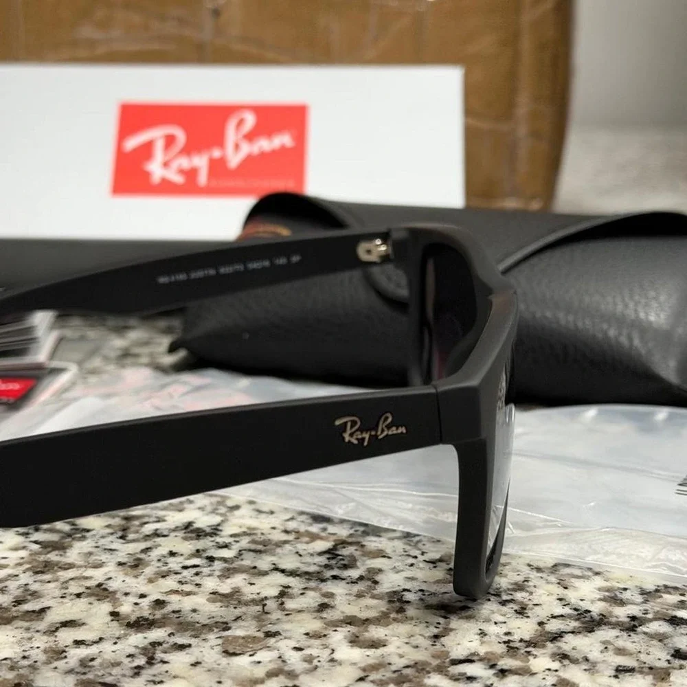 Ray-Ban Justin Classic Sunglasses RB4165 Matte Black Grey Gradient Polarized NIB